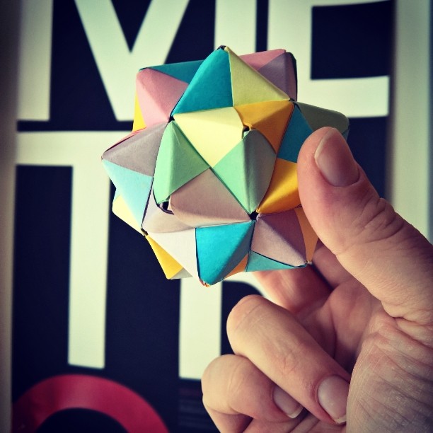 I need to learn to make this.  #paper #origami #folds #colorful #paperart #metro #stickynoteart